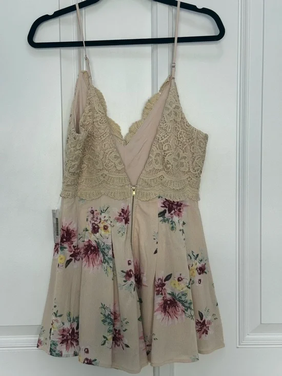 IJoah Beige Floral Lace Romper Medium NWT - Picture 2 of 3